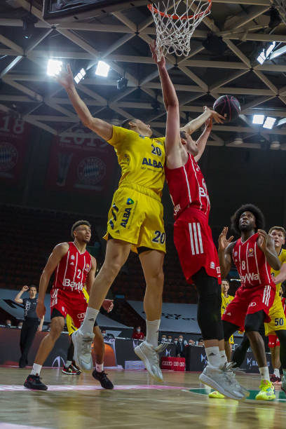 40+9+7三分+0失误创纪录：胡明轩为广东终结连败 大V们狂赞